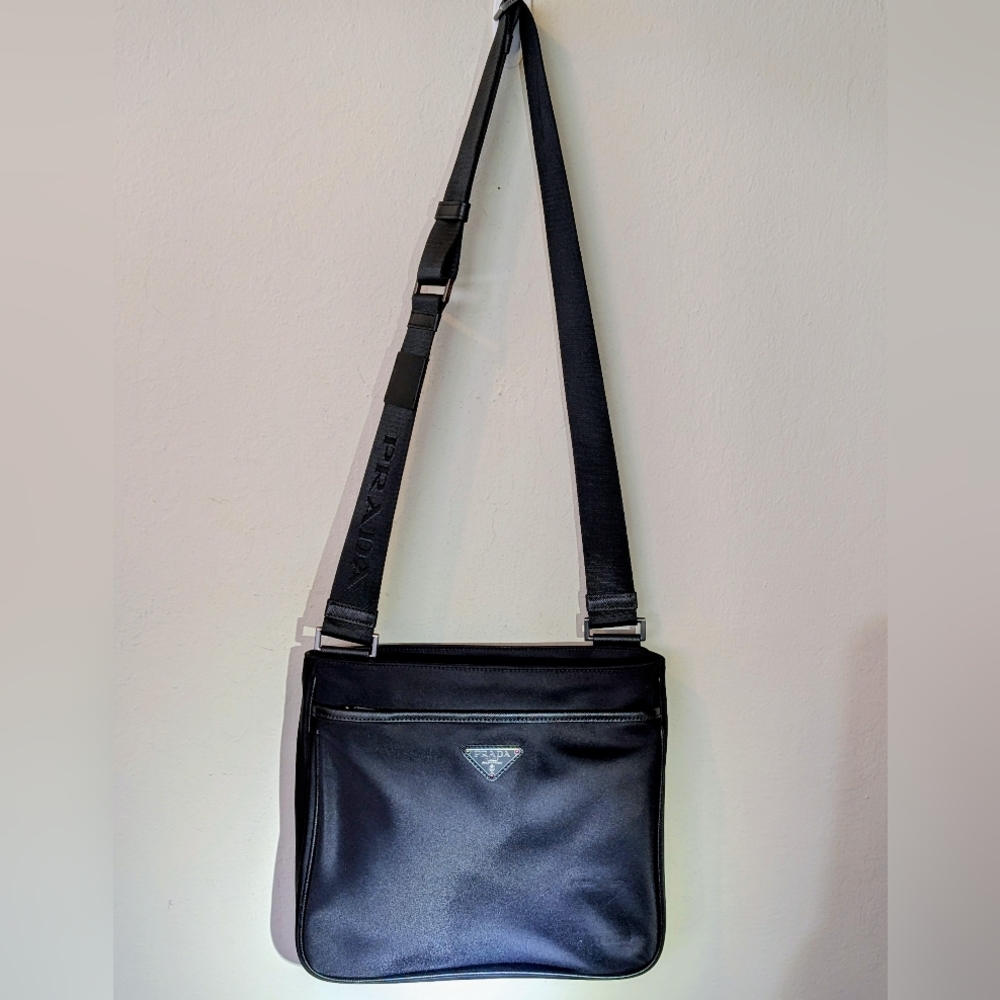 Prada Tessuto Zip Top Re-Nylon Messenger crossbody bag Beautiful Excellent
